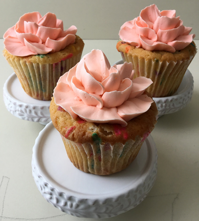 Cupcakes decorated with peach fantasy buttercream flowers